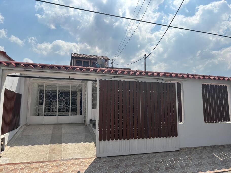 Lujosa Casa, Excelente Sector, Amplia Con Piscina Villa Cúcuta Eksteriør billede